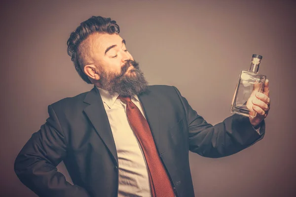 Hombre Barbudo Adulto Traje Mirando Una Botella Alcohol Mano Sobre — Foto de Stock