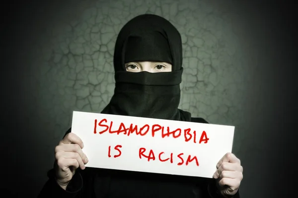 Μουσουλμανικές Κορίτσι Μαύρο Χιτζάμπ Κρατώντας Ένα Πόστερ Μια Επιγραφή Ισλαμοφοβία — Φωτογραφία Αρχείου