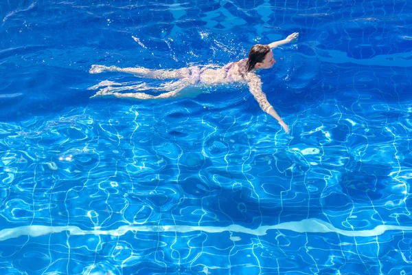 Yüzme Havuzunda Yüzen Bir Bikini Kadın — Stok fotoğraf