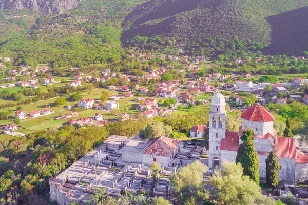 Ovanifrån Stenkyrka Med Kyrkogård Och Stad Bergen — Stockfoto