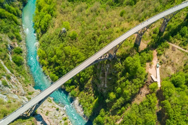 Ponte Rodoviária Sobre Rio Nas Montanhas Vista Superior — Fotografia de Stock