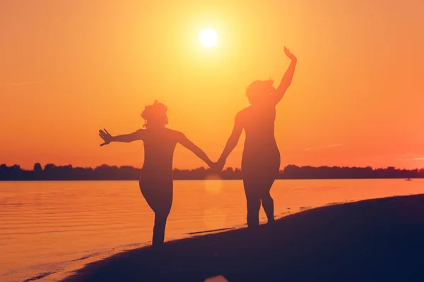 Silhueta Uma Mulher Mãos Dadas Correndo Praia Pôr Sol — Fotografia de Stock