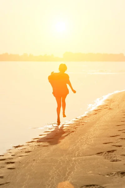 Felice Ragazza Bionda Adolescente Che Corre Lungo Linea Surf Tramonto — Foto Stock