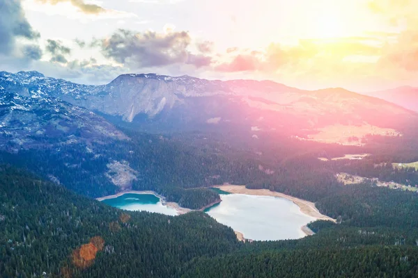 日光の緑の森に囲まれた美しい山間の湖のトップ ビュー — ストック写真