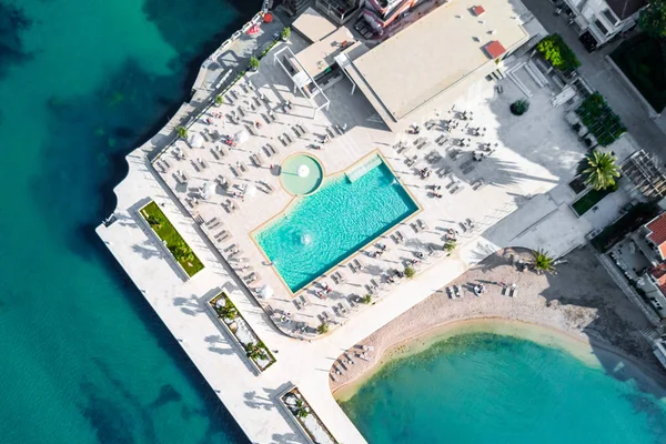 Pool Med Solstolar Vid Havet Ovanifrån — Stockfoto