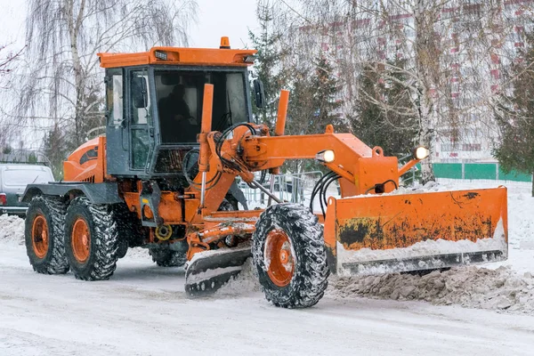 Апельсиновая Снегоуборочная Машина Городской Улице Зимой — стоковое фото