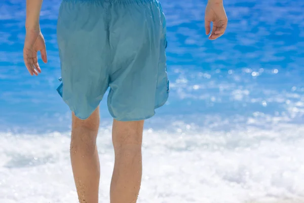 Man Blue Shorts Emerging Sea — Stock Photo, Image