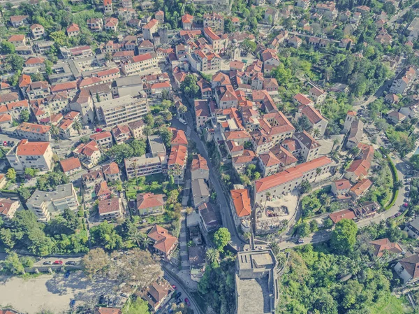 Pohled Shora Ulicích Města Červenými Střechami Domů Dálnice — Stock fotografie