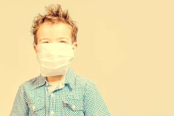 Хлопчик Медичною Маскою Обличчі Жовтому Тлі Тонований — стокове фото