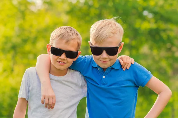 Twee Blonde Jongens Zonnebril Staande Knuffelen Het Park — Stockfoto