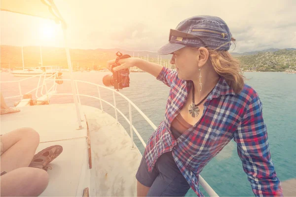 Mujer Gorra Con Cámara Yate Blanco Mar Luz Del Sol —  Fotos de Stock