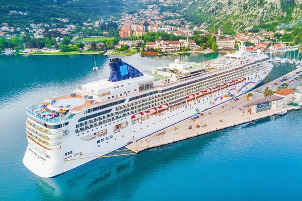Beyaz güzel cruise liner iskelede