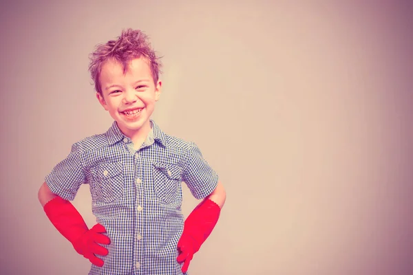 Menino Sorridente Com Uma Camisa Azul Luvas Borracha Vermelhas Fundo — Fotografia de Stock