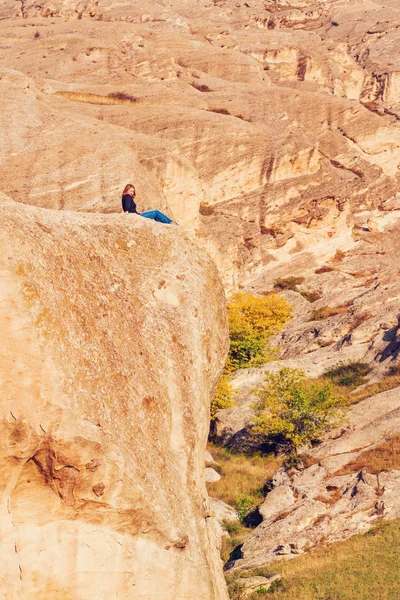 Γυναίκα Που Κάθεται Στην Κορυφή Ενός Βουνού — Φωτογραφία Αρχείου