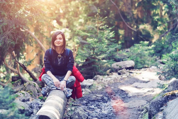 Bir Günlük Güneş Işığı Altında Ormandaki Güzel Genç Kadın Oturur — Stok fotoğraf