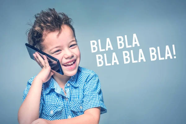 Aranyos Kisfiú Kék Ingben Telefonban Beszél Bla Bla Bla Felirat — Stock Fotó