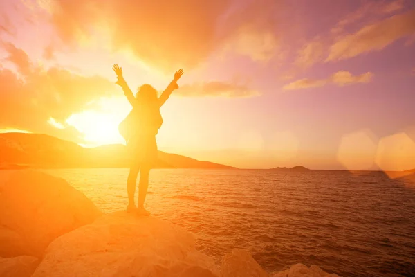 Жінка Піднятими Руками Стоїть Скелі Біля Моря Заході Сонця — стокове фото