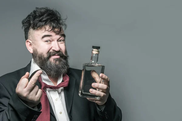 Пьяный Растрепанный Бородатый Мужчина Костюме Бутылкой Алкоголя Руке Показывающий Средний — стоковое фото