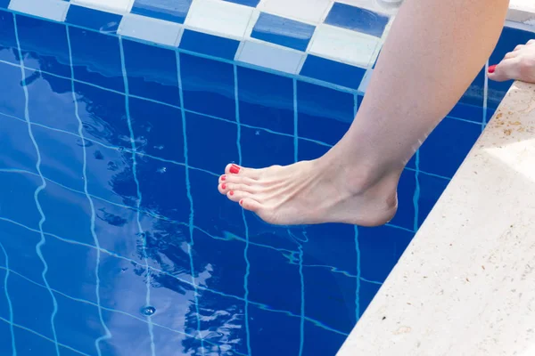 Vrouwelijke Voeten Met Rode Nagellak Aan Rand Van Het Zwembad — Stockfoto