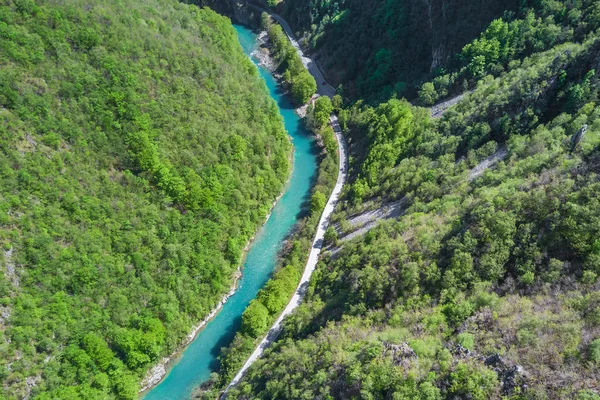 Dağlarda Bir Yeşil Orman Tarafından Çevrili Nehri Nin Üstten Görünüm — Stok fotoğraf