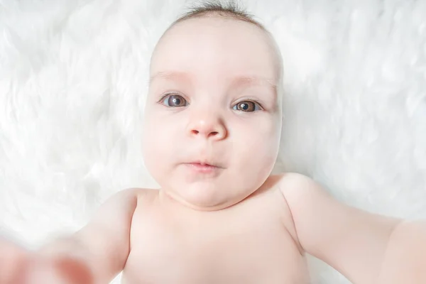 Cute Baby Lies White Fluffy Background — Stock Photo, Image