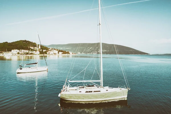 Due Yacht Nella Baia Mare Tonica — Foto Stock