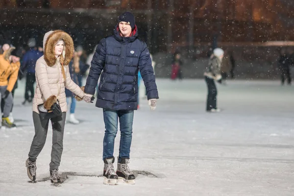 Kazan Russie Janvier 2017 Couple Sur Une Patinoire Soir — Photo