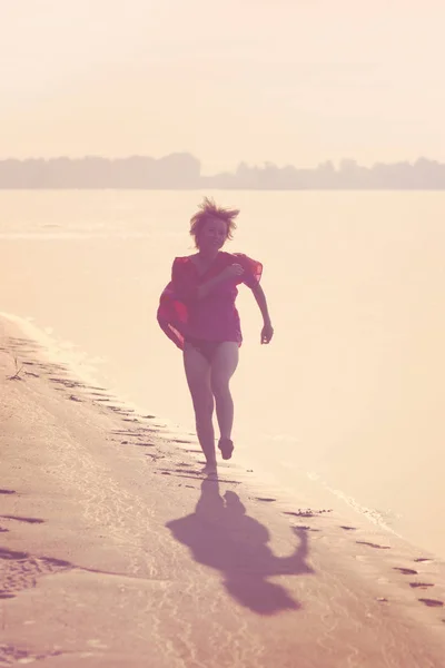 Felice Ragazza Bionda Adolescente Esecuzione Sulla Spiaggia Tramonto — Foto Stock