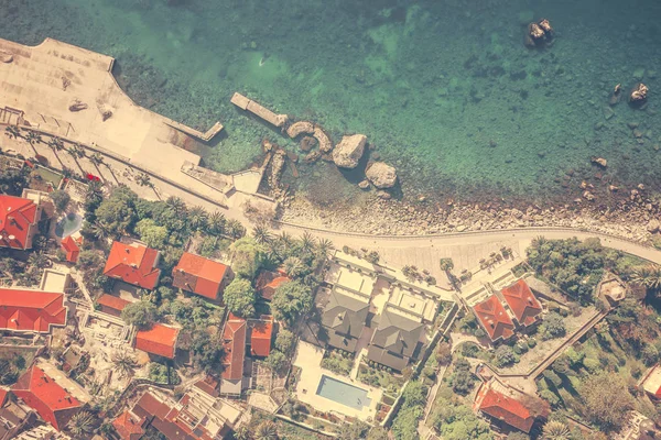 Vista Superior Casas Con Techos Rojos Cerca Del Mar Tonificado —  Fotos de Stock