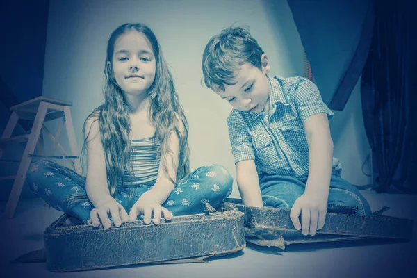 Niño Niña Sentados Una Vieja Maleta Tonificado —  Fotos de Stock