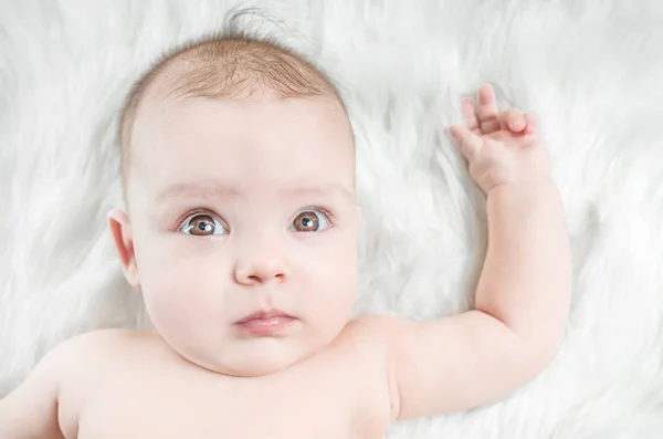 Leuke Baby Liggend Een Wit Bont — Stockfoto