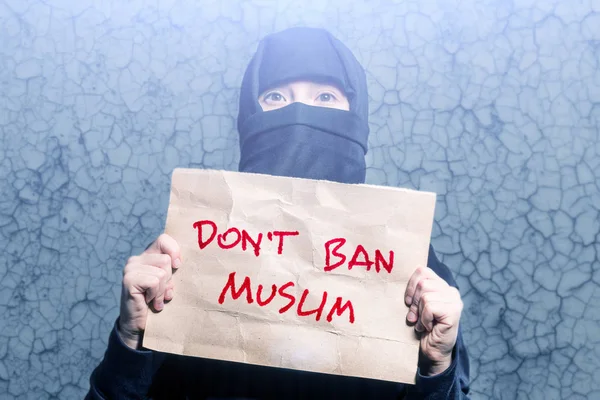 碑文とポスターを持って黒のヒジャーブのイスラム教徒の女の子と背景の壁の禁止イスラム教のない亀裂します — ストック写真