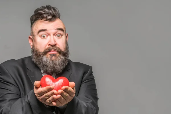 Hombre Barbudo Adulto Asustado Con Una Chaqueta Negra Sosteniendo Corazón —  Fotos de Stock