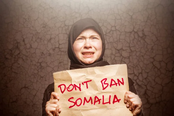 Muslimsk Flicka Svart Hijab Håller Affisch Med Inskription Inte Ban — Stockfoto