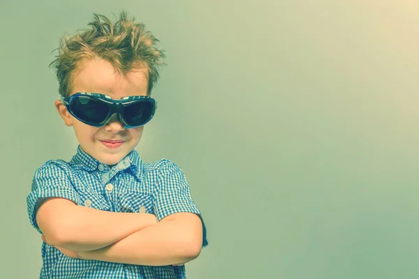 Niño Con Una Camisa Azul Gafas Sol Pie Con Las —  Fotos de Stock