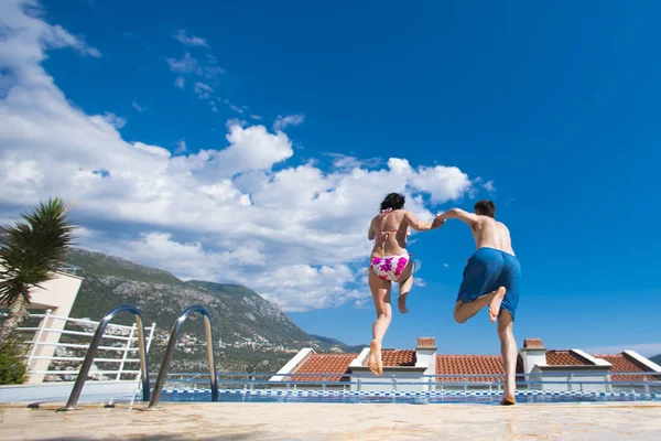 Couple Homme Femme Tenant Main Sautant Dans Piscine — Photo