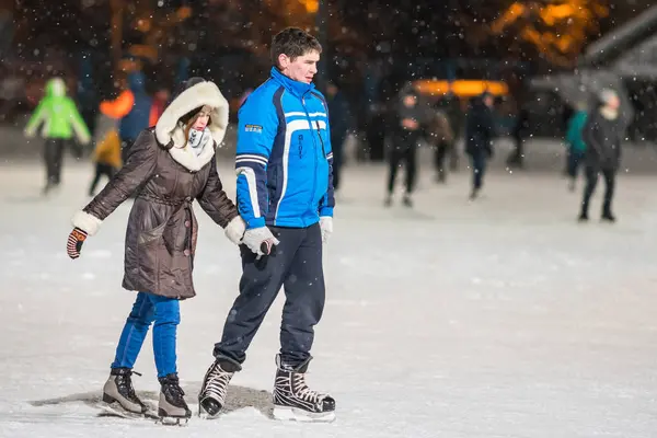 Kazan Russia January 2017 Man Woman Holding Hands Skating Rink — Stock Photo, Image
