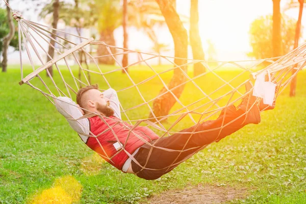 Hombre Barbudo Chaleco Rojo Duerme Una Hamaca Parque Día Soleado —  Fotos de Stock