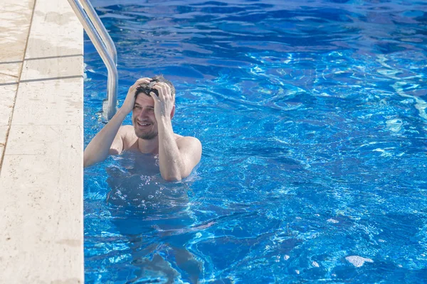 Havuzun Kenarına Yakın Yakışıklı Adam — Stok fotoğraf