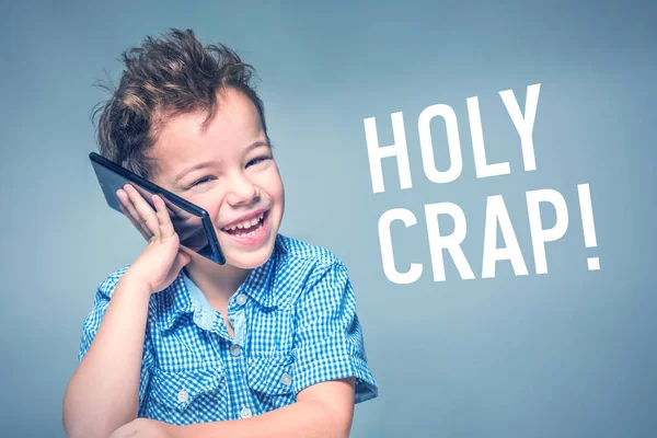 Lindo Niño Pequeño Con Una Camisa Azul Hablando Por Teléfono — Foto de Stock