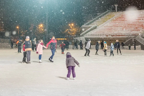 Kasan Russland Januar 2017 Menschen Auf Der Eisbahn Abend — Stockfoto