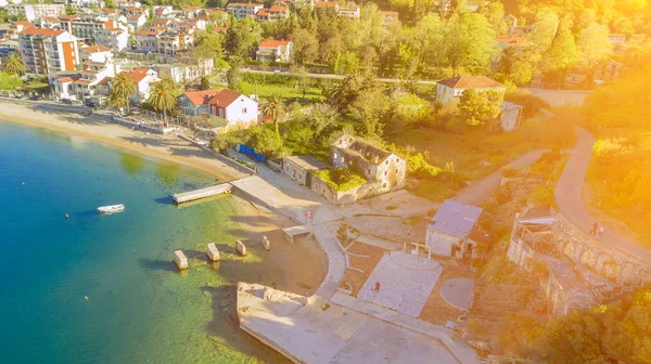 Güneş Işığı Altında Deniz Kenarında Güzel Tatil Beldesi — Stok fotoğraf