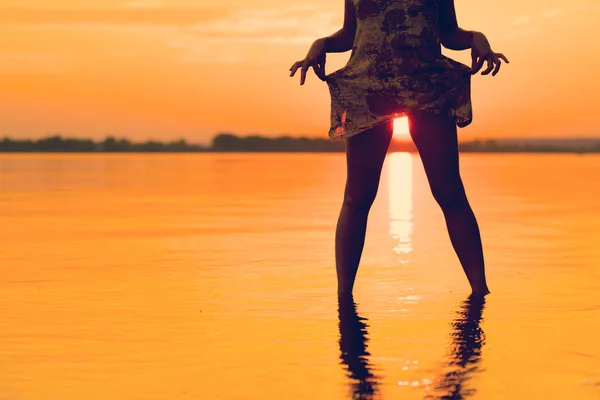 Silhouette Der Frau Mit Der Sonne Zwischen Den Beinen Wasser — Stockfoto