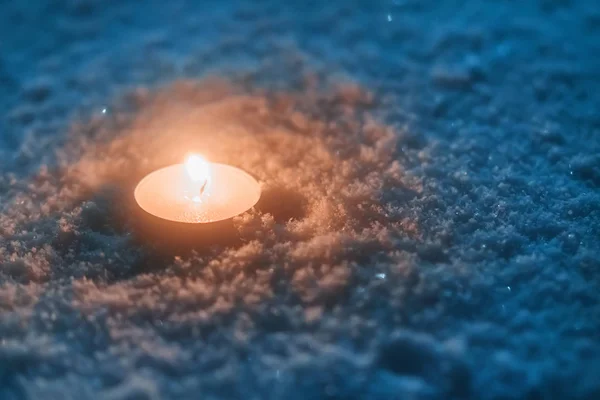 Καίγοντας Κερί Στο Χιόνι Στο Σκοτάδι — Φωτογραφία Αρχείου
