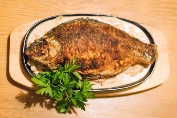 Poisson Frit Persil Dans Une Assiette — Photo