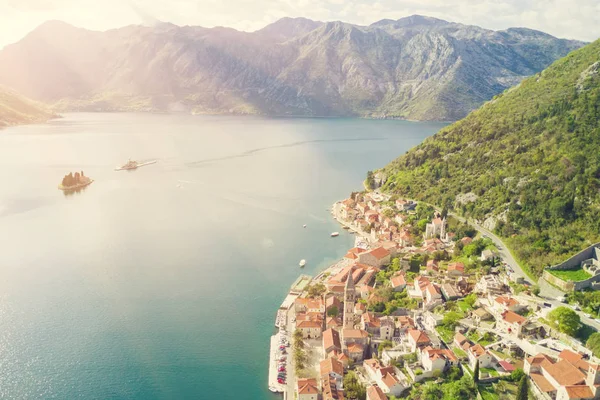 Schöne Stadt Mit Roten Dächern Den Bergen Meer Sonnenlicht — Stockfoto