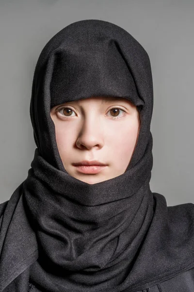 Chica Musulmana Hijab Negro Sobre Fondo Gris — Foto de Stock