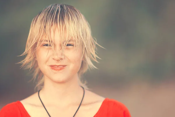 Portret Van Een Lachende Meisje Met Natte Blond Haar Red — Stockfoto