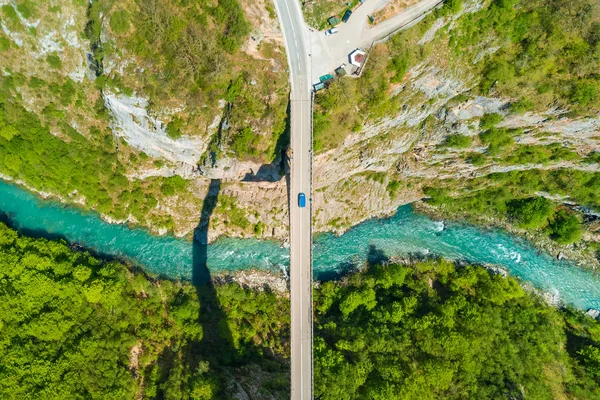 Οδική Γέφυρα Πάνω Από Ένα Ποτάμι Στα Βουνά Top View — Φωτογραφία Αρχείου