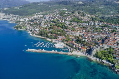 Bir marina ile güzel şehrin üstten görünüm